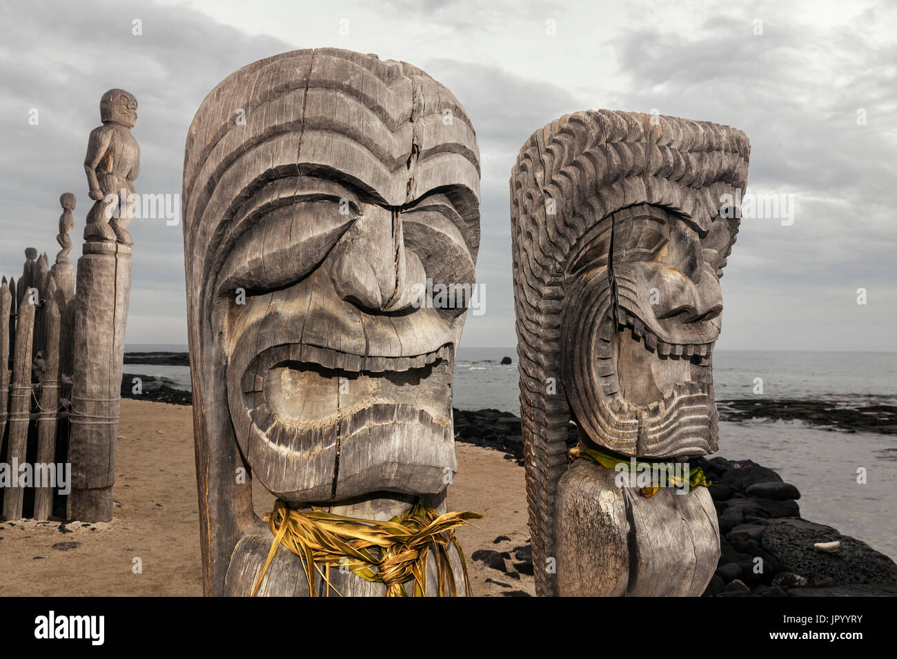 HI00234-00...Hawai'i - Hale o Keawe (Ki'i) Immagini in legno guarda permanente sulle rive della Baia di Honaunau in Pu'uhonua o Honaunau National Historic Park. Foto Stock