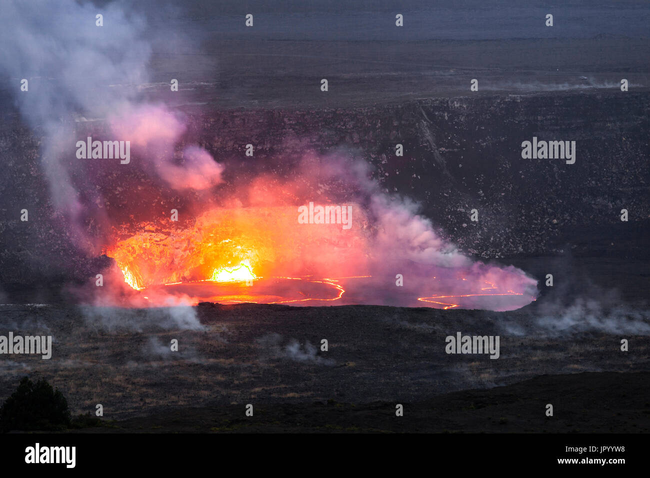HI00245-00...Hawai'i - lava incandescente in Halema'uma'u cratere visto dalla Jaggar Museum nel Parco Nazionale Vulcani dell'isola delle Hawai'i. Foto Stock
