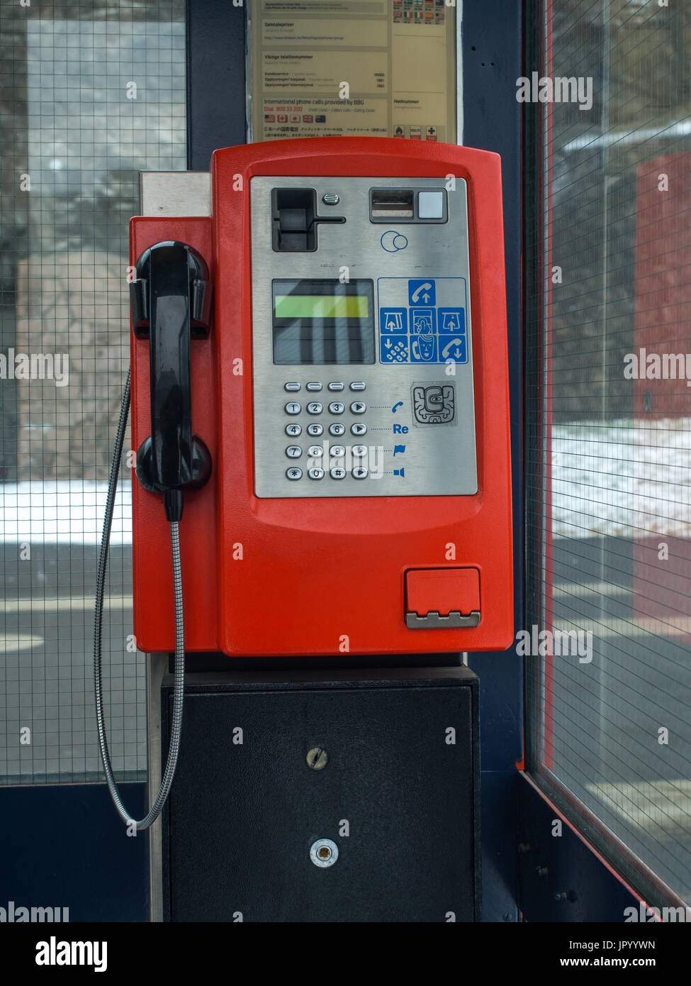 Oslo, Norvegia - 16 Febbraio 2017: un telefono rosso booth su una strada di Oslo Foto Stock