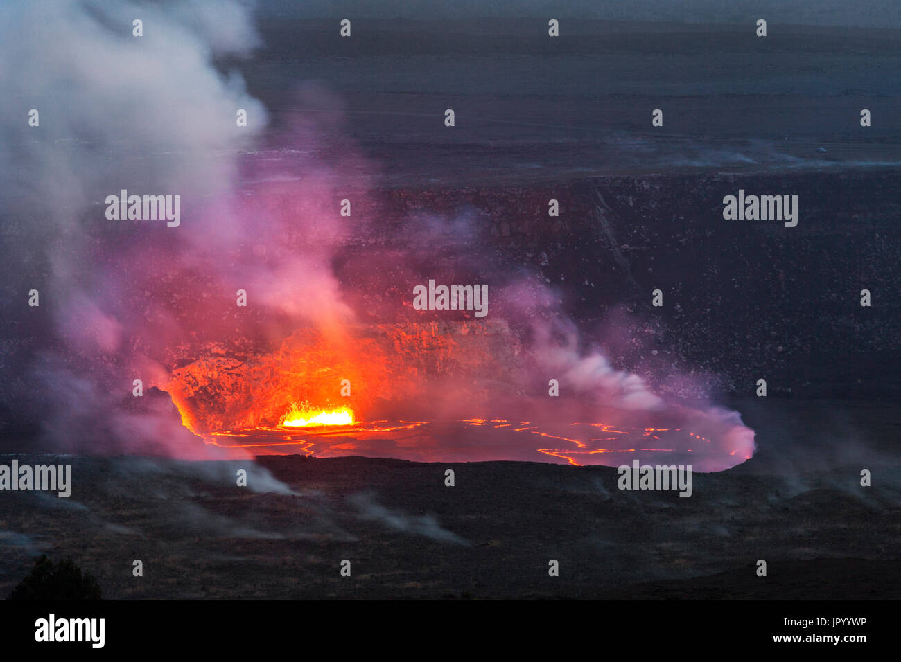 HI00247-00...Hawai'i - lava incandescente in Halema'uma'u cratere visto dalla Jaggar Museum nel Parco Nazionale Vulcani dell'isola delle Hawai'i. Foto Stock