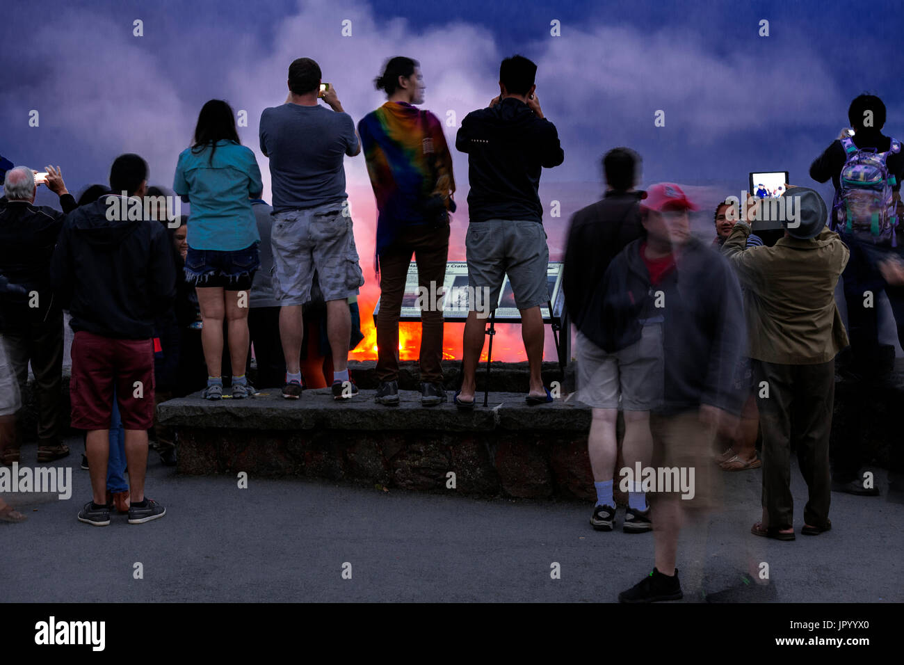 HI00249-00...Hawai'i - Le persone che visualizzano la lava incandescente in Halema'uma'u cratere dal Jaggar Museum nel Parco Nazionale Vulcani dell'isola di H Foto Stock