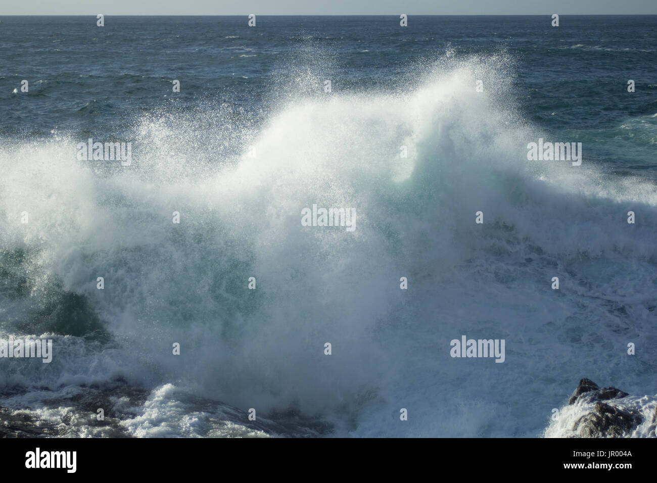 Oceano onde si infrangono sulla riva in Cornovaglia Foto Stock