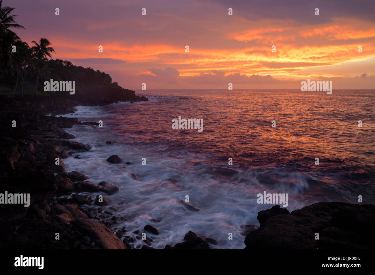 HI00310-00...Hawai'i - tramonto sull'Oceano Pacifico visto dal lungo la strada Kaimu-Kapoho (Red Road). Foto Stock