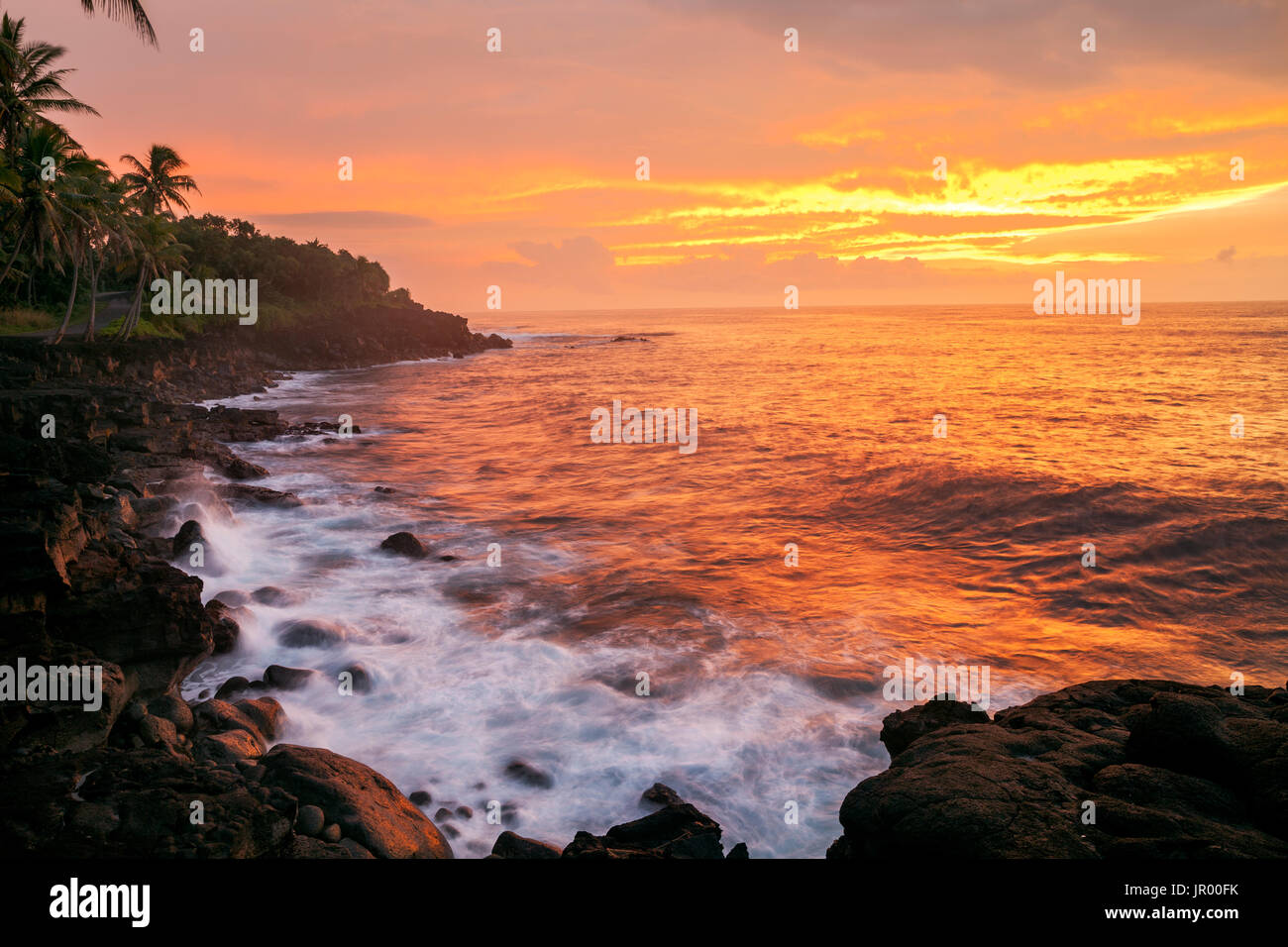 HI00311-00...Hawai'i - tramonto sull'Oceano Pacifico visto dal lungo la strada Kaimu-Kapoho (Red Road). Foto Stock