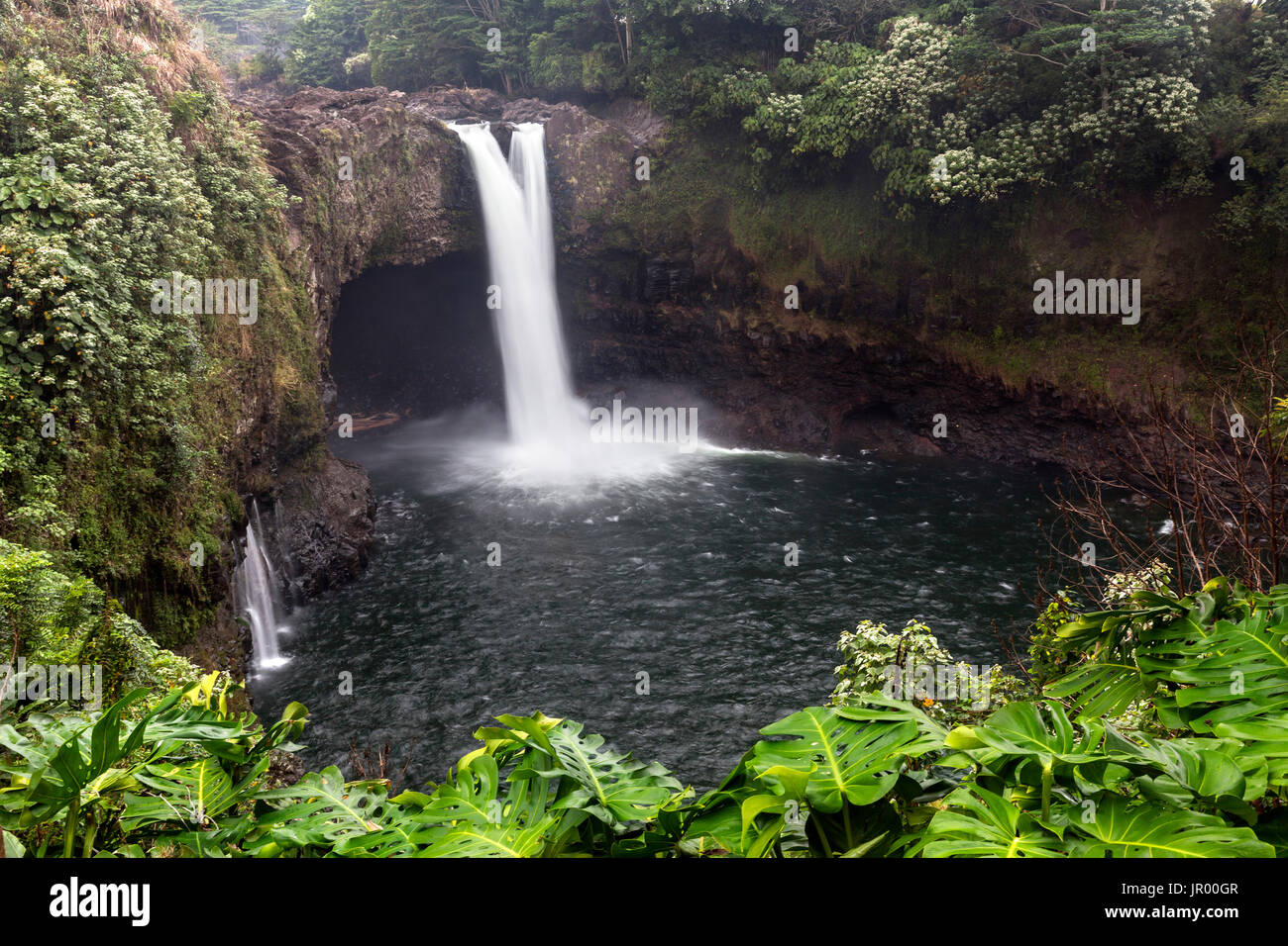 HI00320-00...Hawai'i - Rainbow Falls sull isola di Hawai'i. Foto Stock