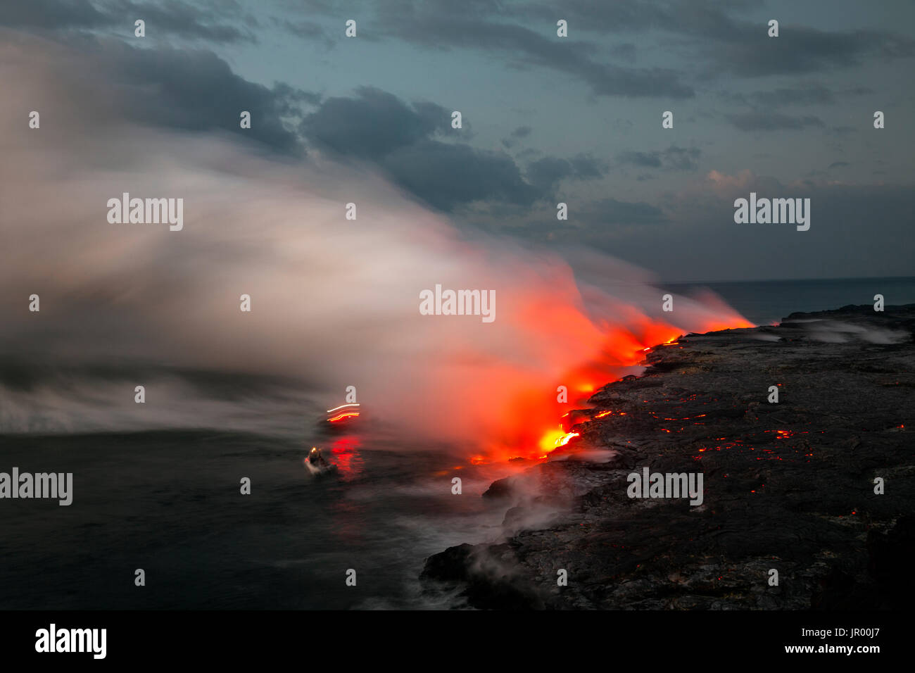 HI00335-00...Hawai'i - la lava scorre nell'Oceano Pacifico dall'Oriente Riff Zoneof vulcano Kilauea sull isola di Hawai'i. Foto Stock