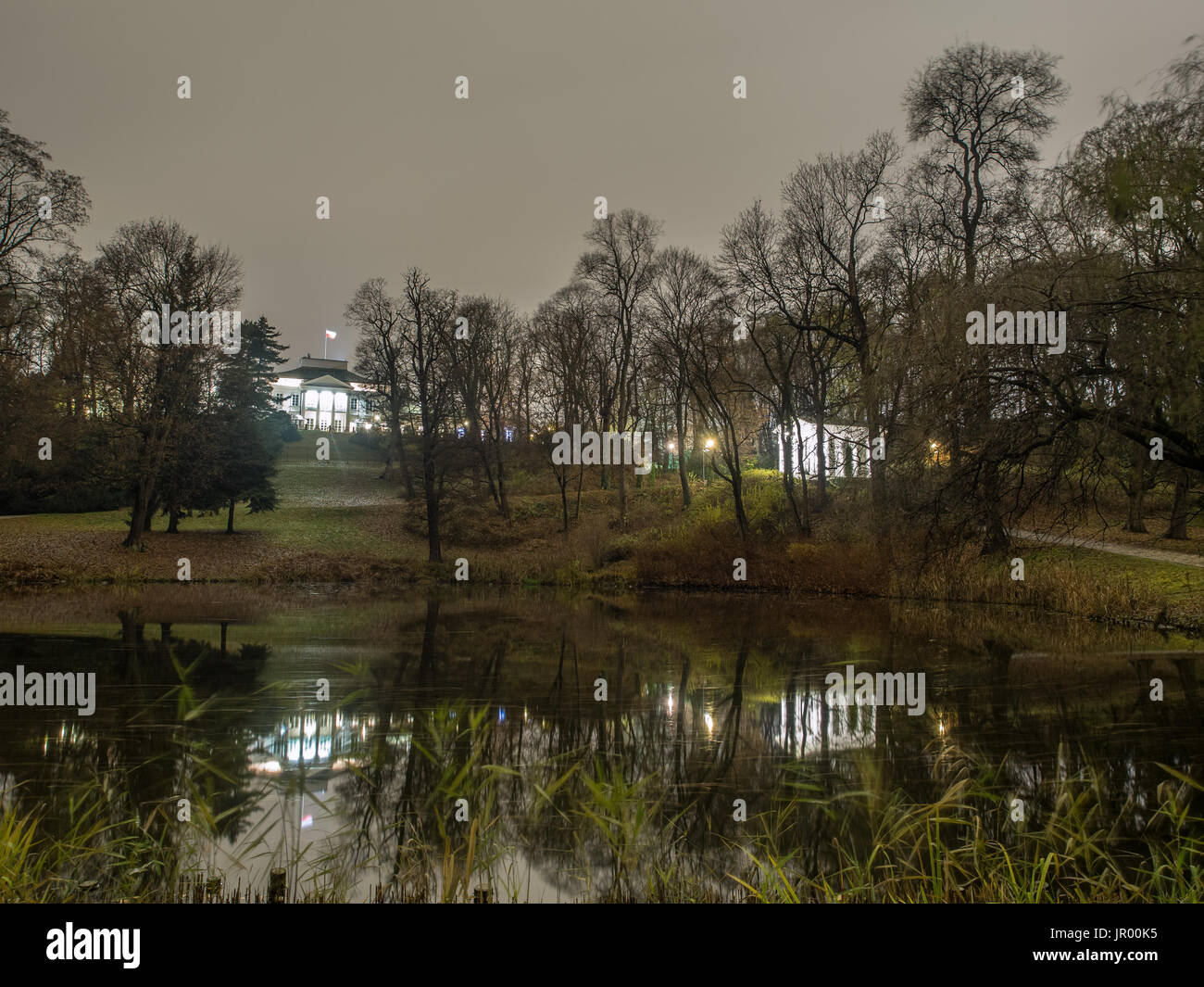 Varsavia, Polonia - 24 Gennaio 2016: il Palazzo del Belvedere, il tempio di Sibylla e dei loro riflessi notturni nel laghetto Belvedere Foto Stock