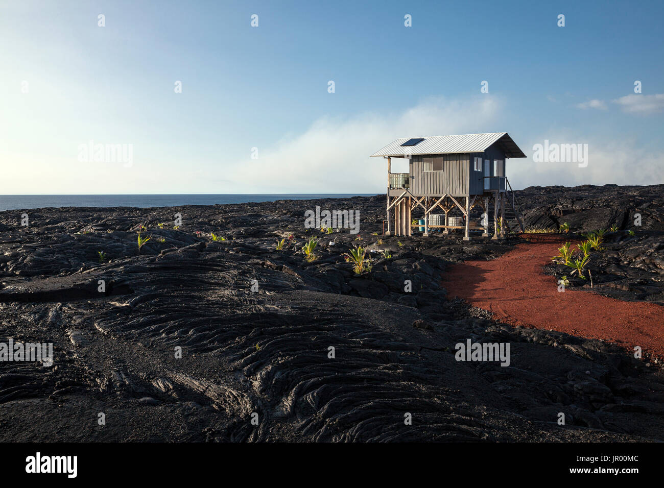 HI00348-00...Hawai'i - casa costruita in un campo di lava vicino alla città di Kalapana sull isola di Hawai'i. Foto Stock