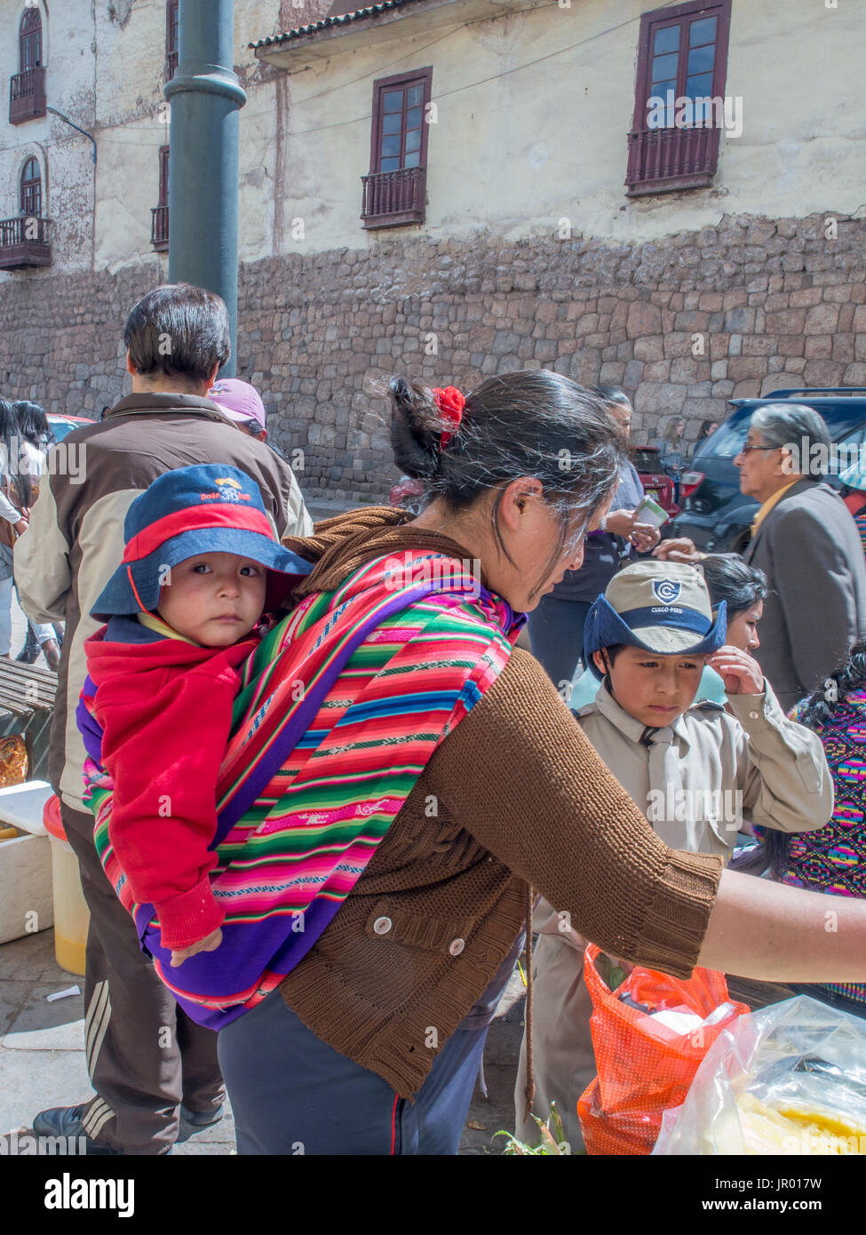 Lima, Perù - 23 Maggio 2016: la donna con il bambino sulla strada di Cusco. Foto Stock