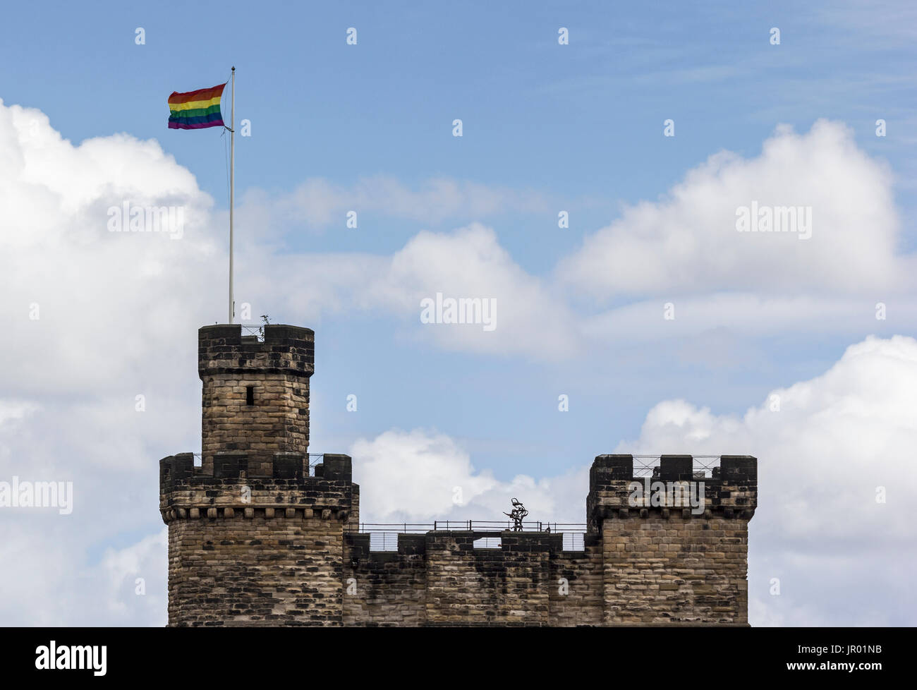 LGBT battenti bandiera oltre il castello di mantenere a Newcastle upon Tyne Foto Stock