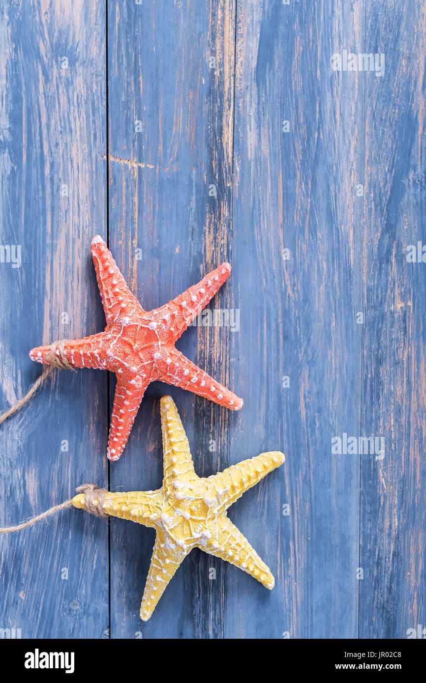 Due stelle marine su un blu sullo sfondo di legno Foto Stock