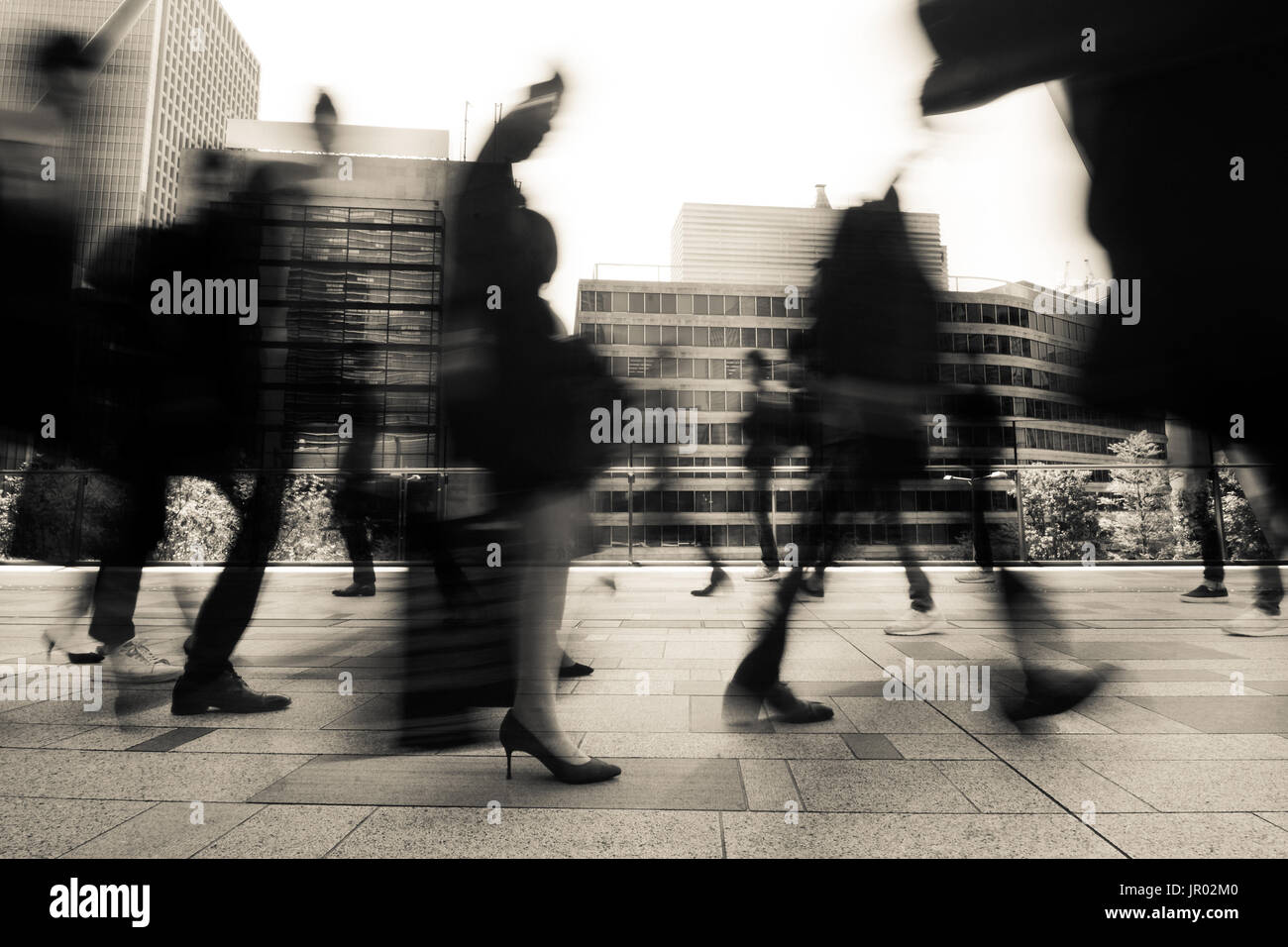 Business e Office i lavoratori di andare a lavorare in un fast blur durante la mattina ora di punta in Tokyo, Giappone Foto Stock