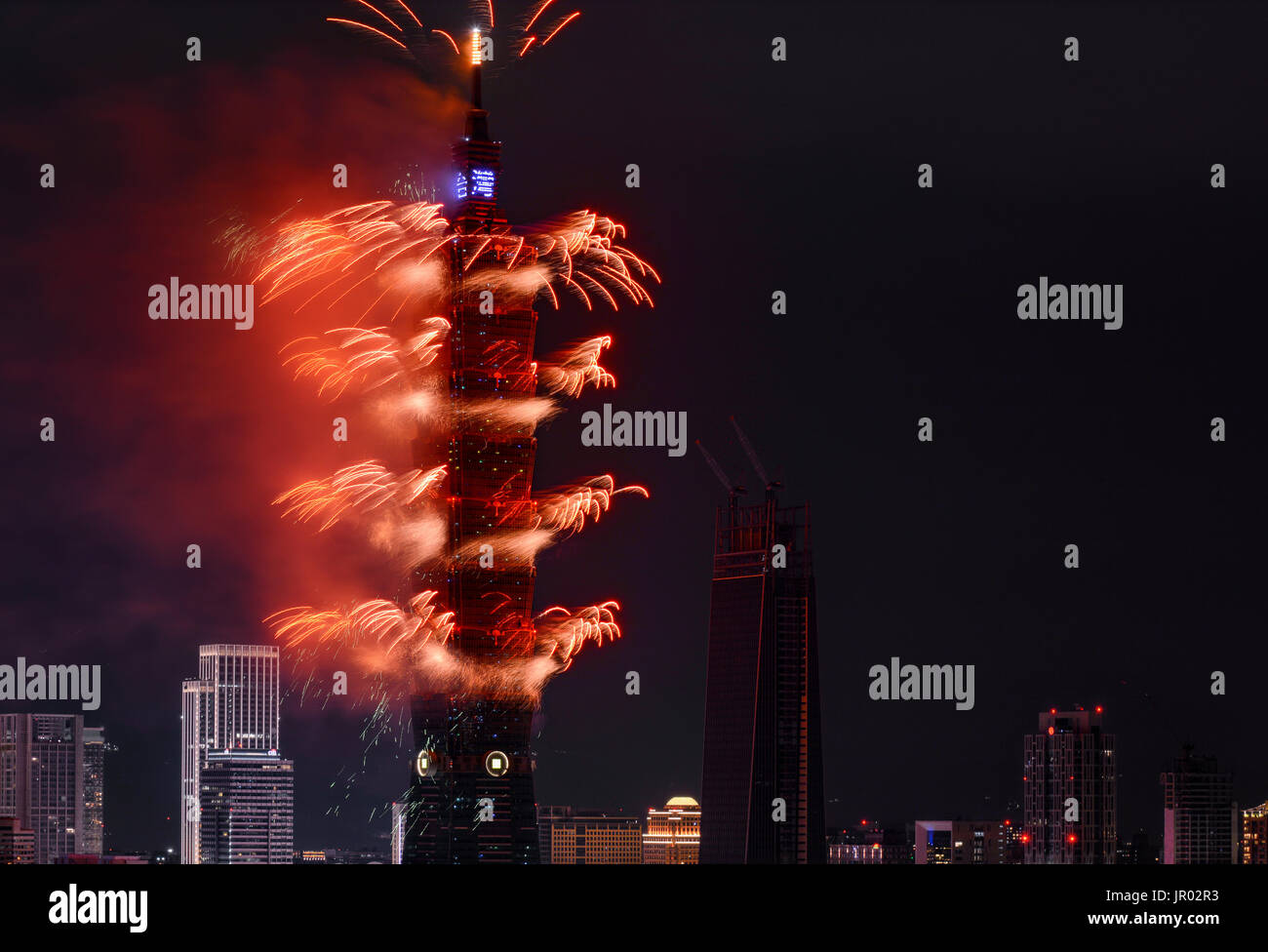 TAIPEI, Taiwan - 1 gennaio 2017 - Rosso fuochi d'artificio esplodere in un brillante spettacolo durante il 2017 Anno nuovo conto alla rovescia in Taipei 101 building in Taiwan Foto Stock