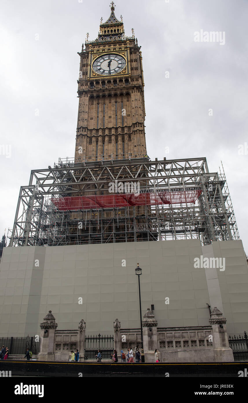 Ponteggio continua ad essere eretta sulla Elizabeth Tower presso il Palazzo di Westminster, Londra, come parte del lavoro di conservazione sul punto di riferimento. Foto Stock