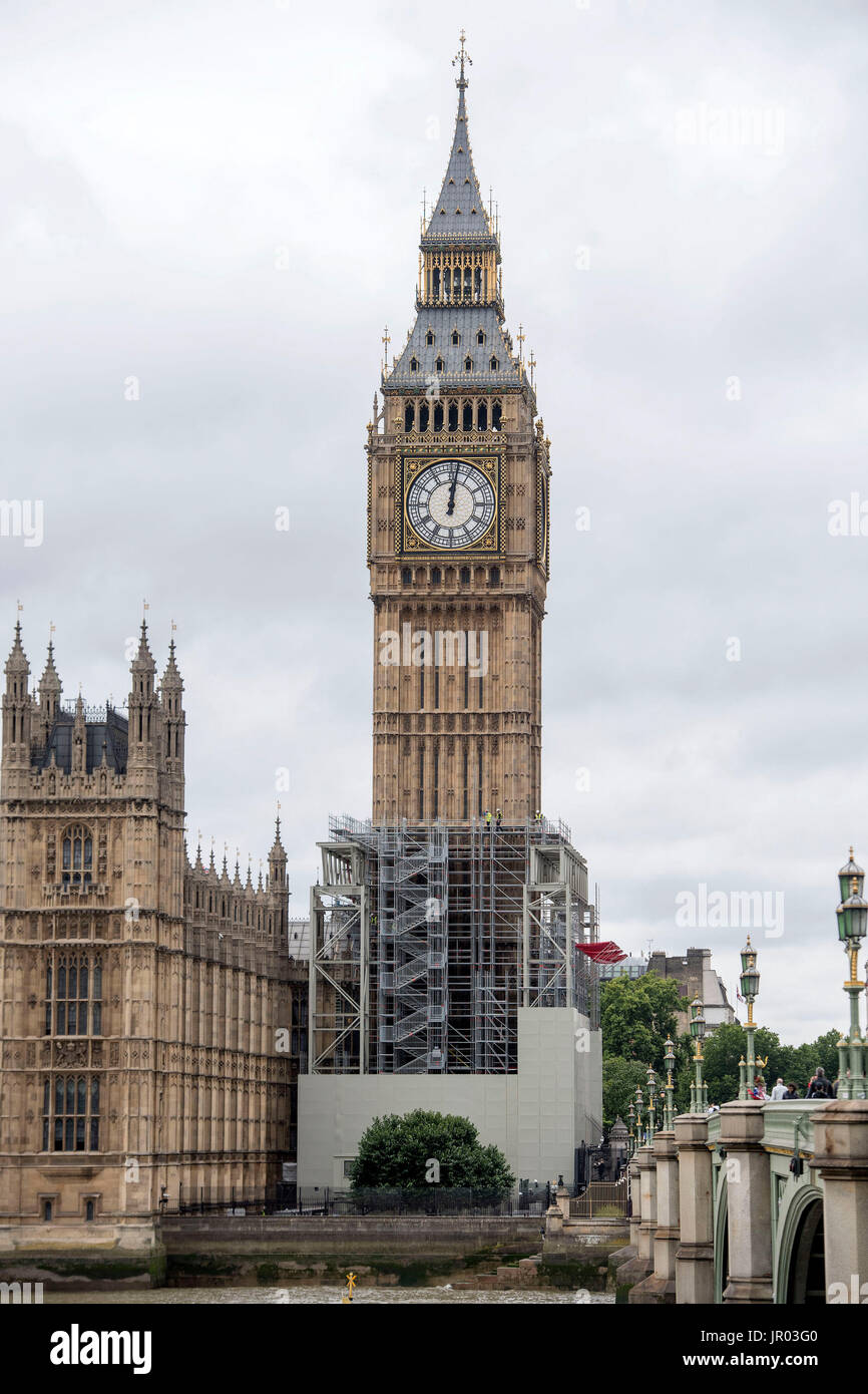 Ponteggio continua ad essere eretta sulla Elizabeth Tower presso il Palazzo di Westminster, Londra, come parte del lavoro di conservazione sul punto di riferimento. Foto Stock