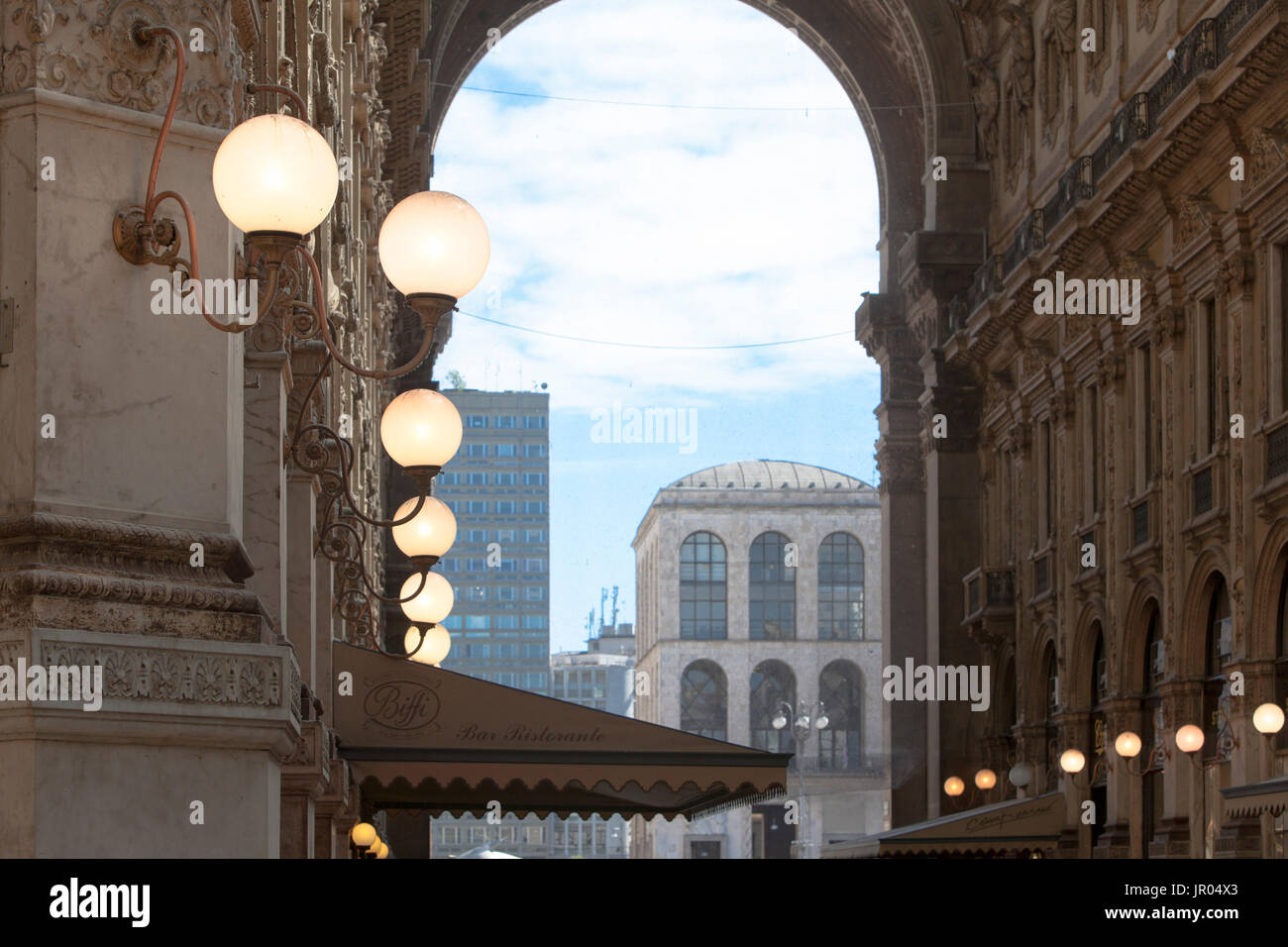 Dalla galleria vittorio emanuele la terrazza martini e palazzo dell'Arengario, Milano Foto Stock