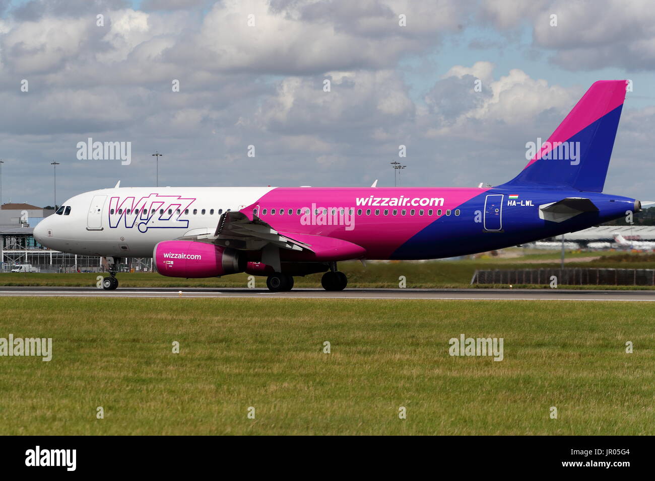Wizz Air Airbus A320 HA-LWL decollo dall'Aeroporto London Luton, Regno Unito Foto Stock