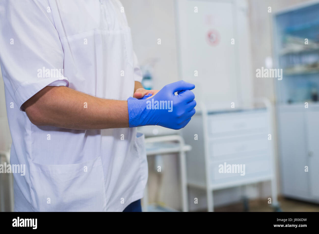 Medico indossando guanti di lattice. medicina e concetto di salute. in ospedale Foto Stock