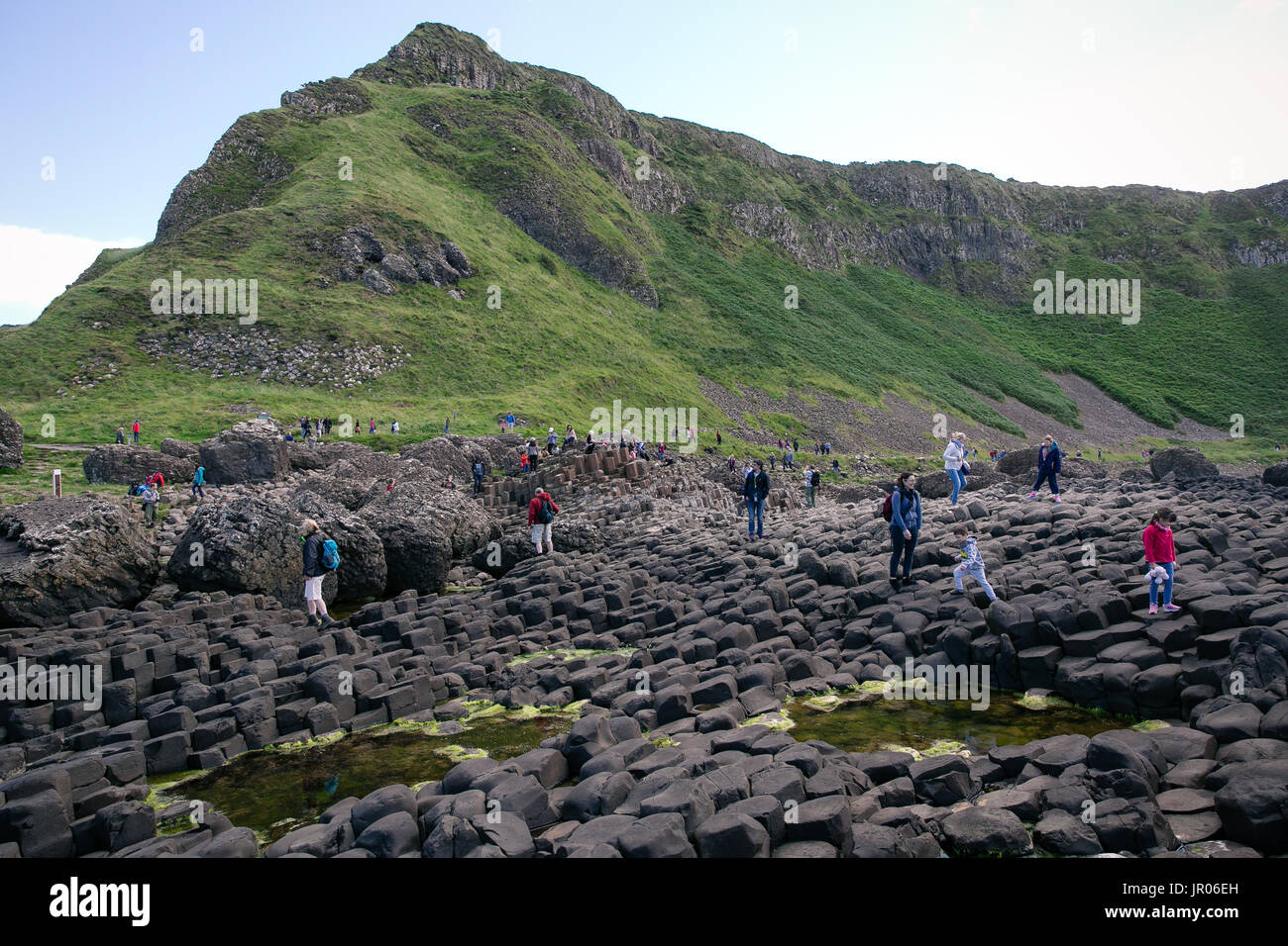 Turisti scoprire Irlanda del Nord Giants Causeway Costa e le sue famose colonne di basalto meraviglia naturale e sito del patrimonio mondiale si trova a Antrim Foto Stock