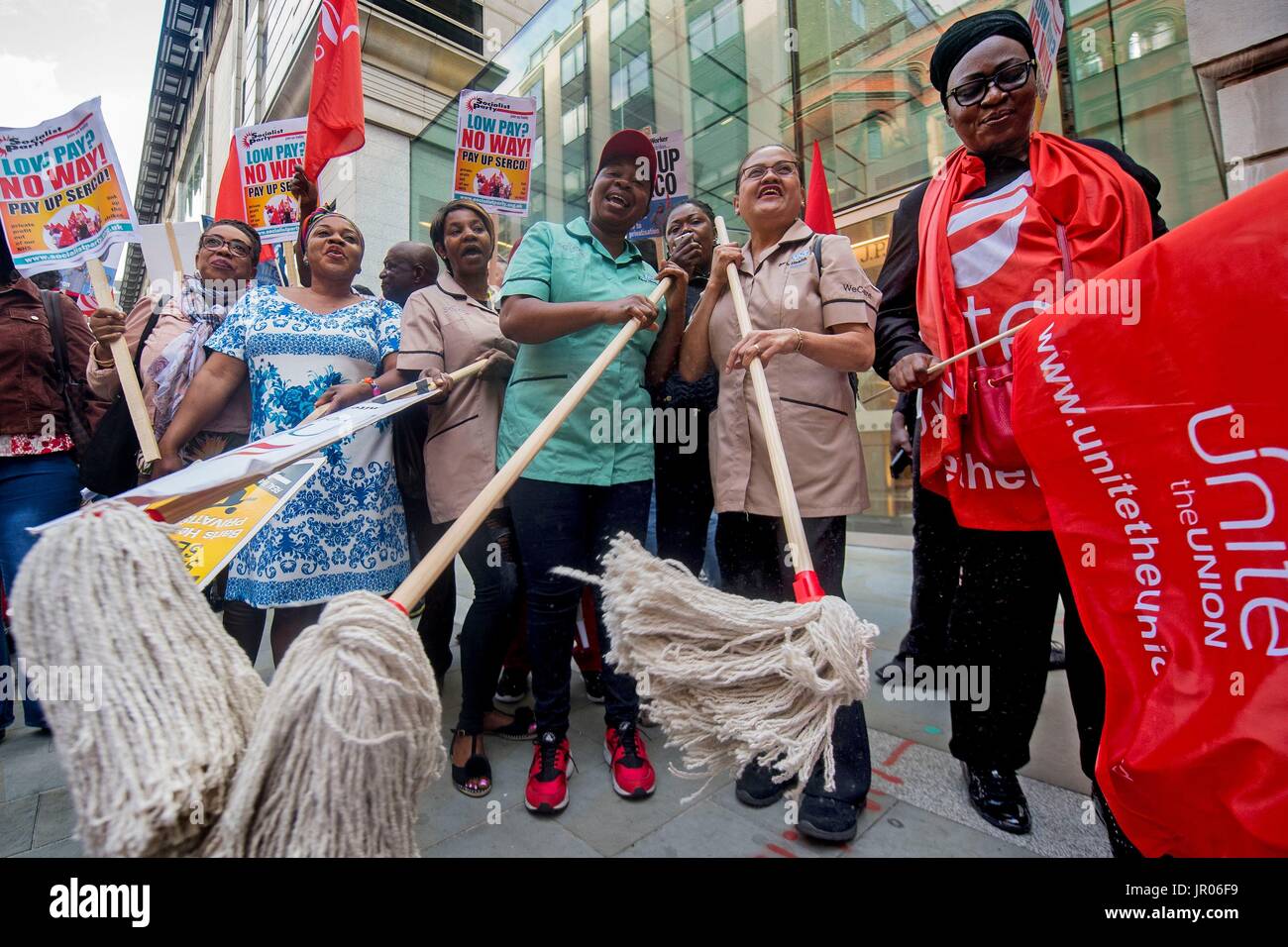 I membri di Unite impiegato dalla Serco a Barts Health NHS Trust, in sciopero più pagare, di protesta al di fuori della Serco la presentazione dei risultati finanziari di JP Morgan in Londra. Foto Stock