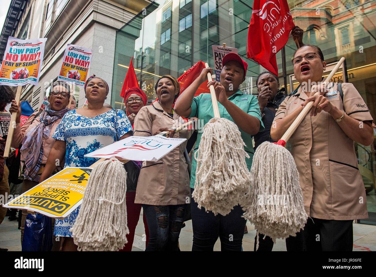 I membri di Unite impiegato dalla Serco a Barts Health NHS Trust, in sciopero più pagare, di protesta al di fuori della Serco la presentazione dei risultati finanziari di JP Morgan in Londra. Foto Stock