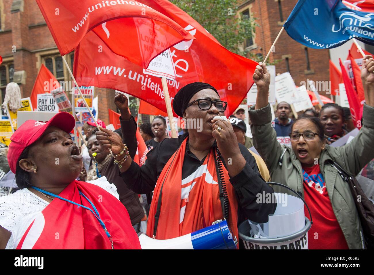 I membri di Unite impiegato dalla Serco a Barts Health NHS Trust, in sciopero più pagare, di protesta al di fuori della Serco la presentazione dei risultati finanziari di JP Morgan in Londra. Foto Stock
