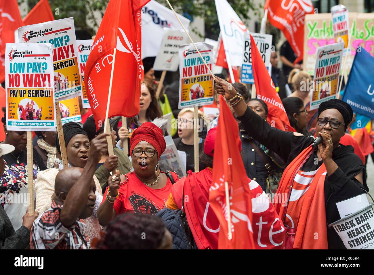 I membri di Unite impiegato dalla Serco a Barts Health NHS Trust, in sciopero più pagare, di protesta al di fuori della Serco la presentazione dei risultati finanziari di JP Morgan in Londra. Foto Stock