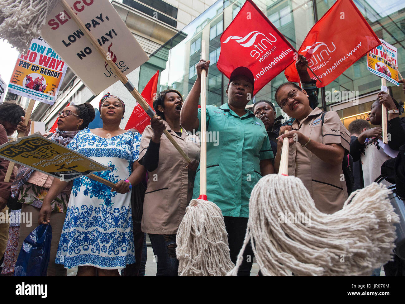 I membri di Unite impiegato dalla Serco a Barts Health NHS Trust, in sciopero più pagare, di protesta al di fuori della Serco la presentazione dei risultati finanziari di JP Morgan in Londra. Foto Stock