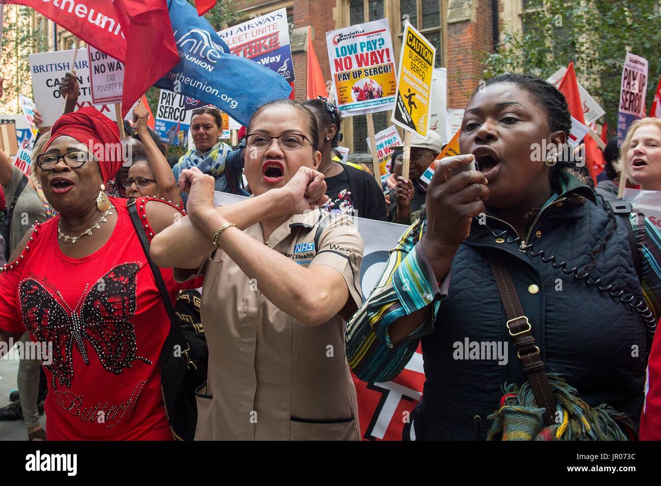 I membri di Unite impiegato dalla Serco a Barts Health NHS Trust, in sciopero più pagare, di protesta al di fuori della Serco la presentazione dei risultati finanziari di JP Morgan in Londra. Foto Stock