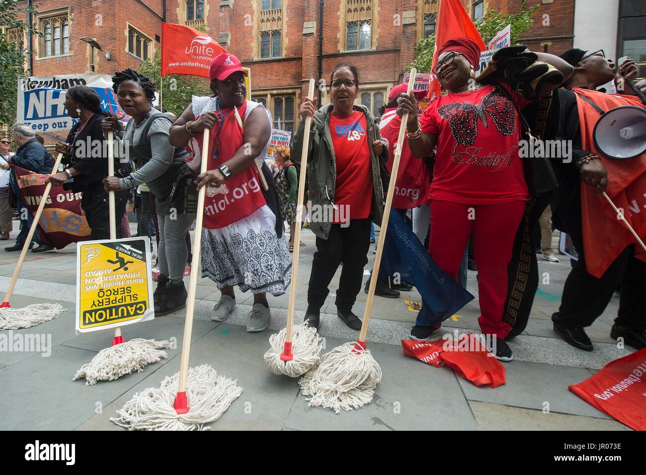 I membri di Unite impiegato dalla Serco a Barts Health NHS Trust, in sciopero più pagare, di protesta al di fuori della Serco la presentazione dei risultati finanziari di JP Morgan in Londra. Foto Stock