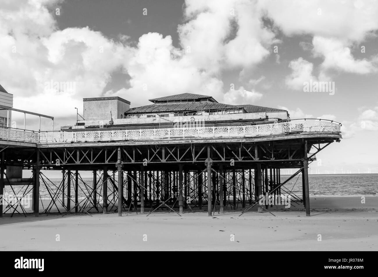 Una vista di estremità del molo vittoriano in Colwyn Bay, il Galles del Nord. L'immagine è stata presa in una luminosa giornata di sole e convertito in bianco e nero Foto Stock Una vista di estremità del molo vittoriano in Colwyn Bay, il Galles del Nord. L'immagine è stata presa in una luminosa giornata di sole e convertito in bianco e nero Foto Stock