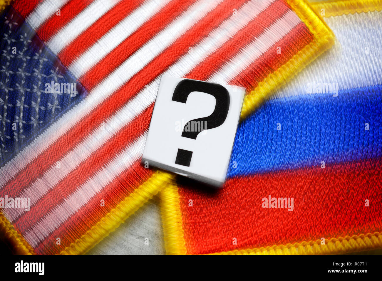 Punto di domanda nella parte anteriore delle bandiere di Stati Uniti e Russia, SANZIONI DEGLI STATI UNITI Foto Stock