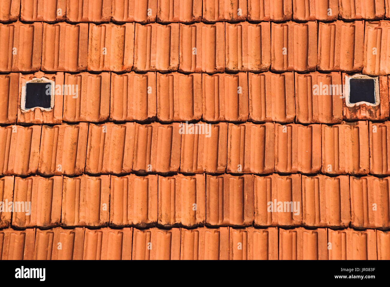 Modello di ripetizione sullo sfondo di tegole rosse. Foto Stock