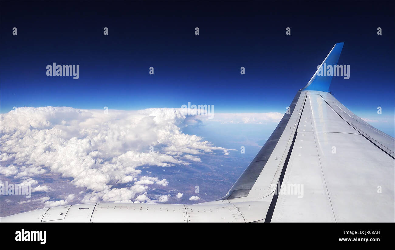 Volare sopra le nuvole. Vista dal piano di aeromobili. Foto Stock