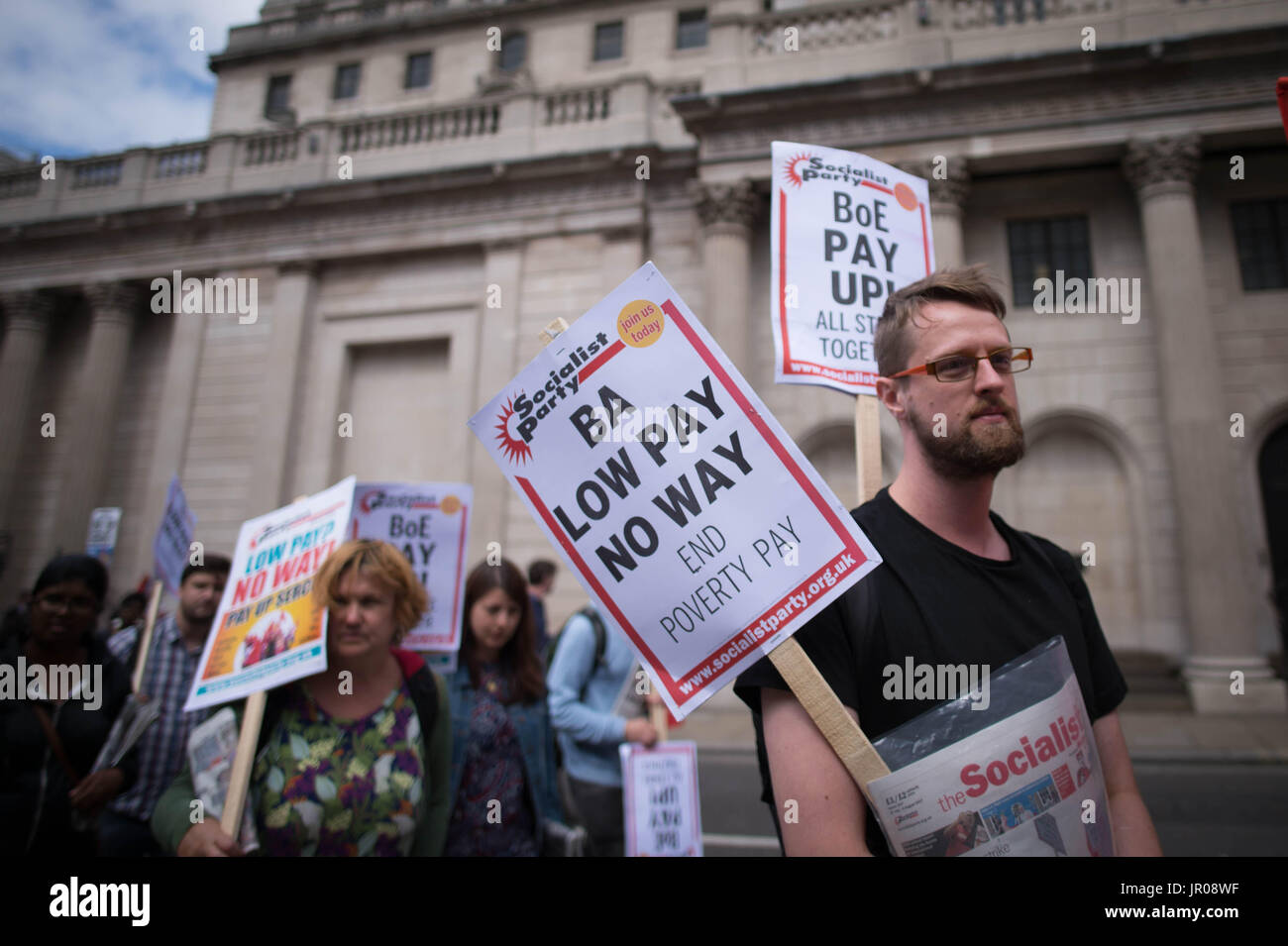 Banca d'Inghilterra lavoratori su un terzo giorno dello sciopero più pagare, tappa una protesta al di fuori della banca nella città di Londra. Foto Stock