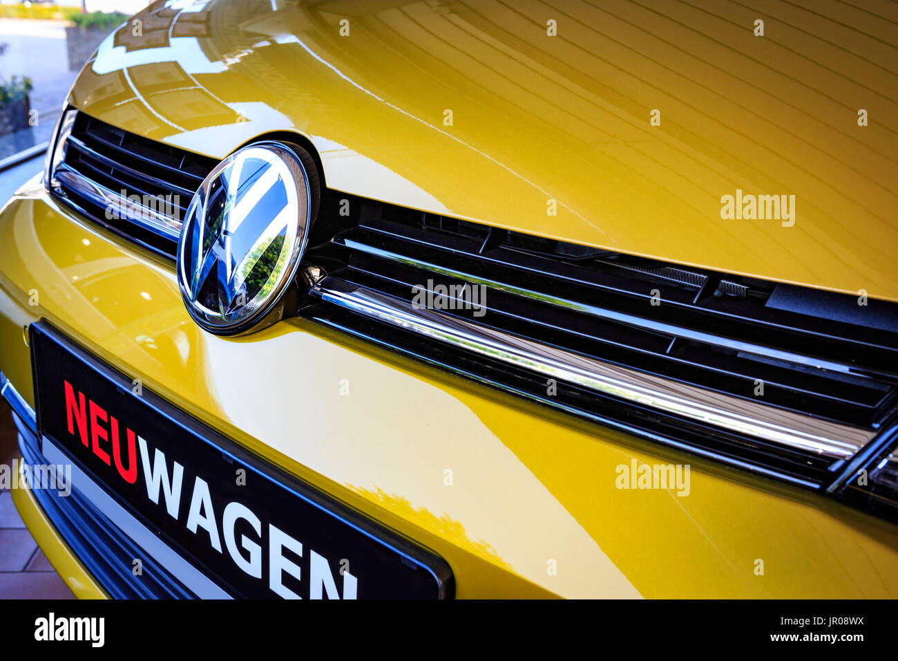 WOLFSBURG, Germania - circa 17 LUGLIO: la griglia anteriore e il logo di VW  Golf 8 con motore elettrico Foto stock - Alamy