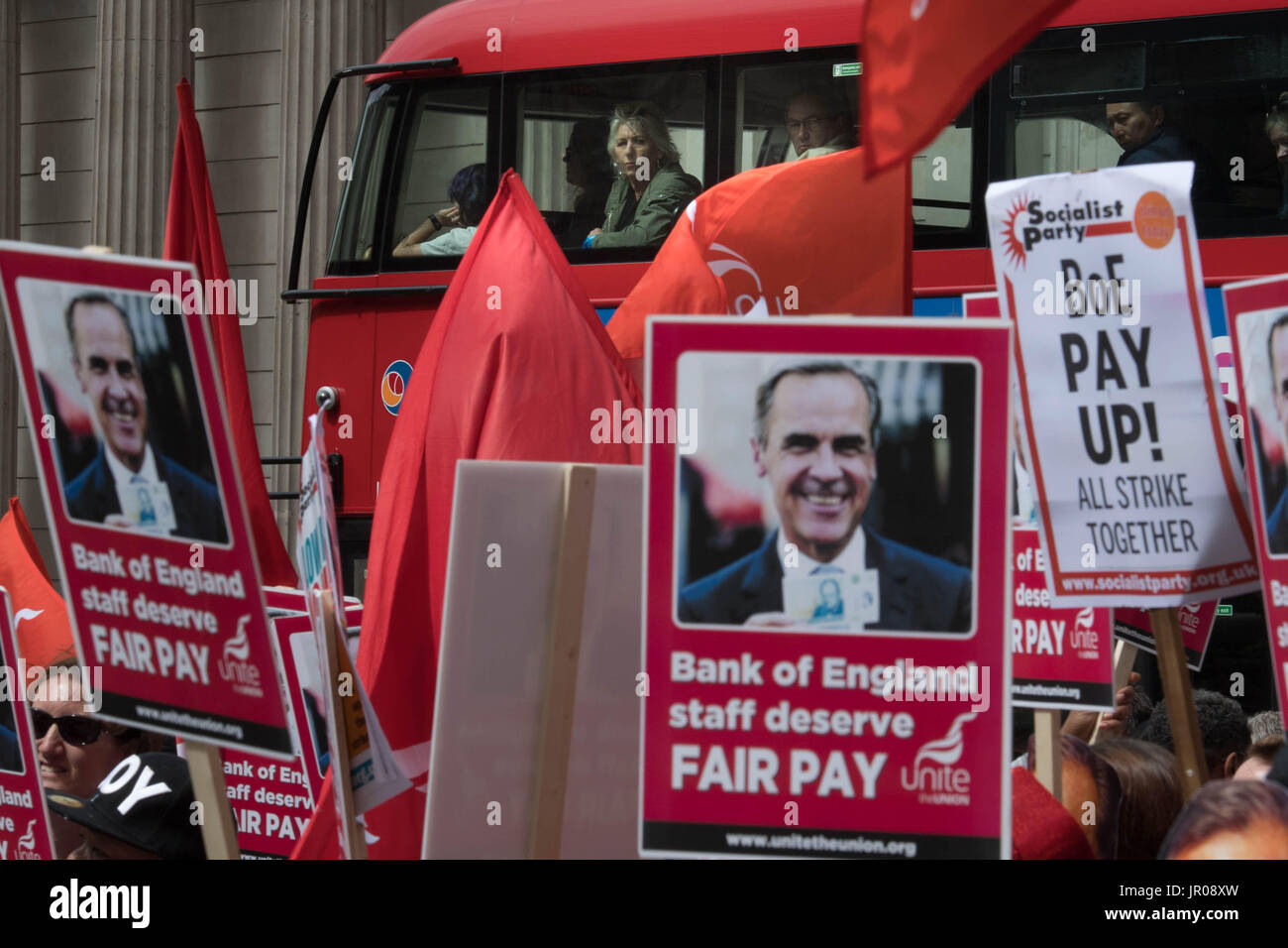 Banca d'Inghilterra lavoratori su un terzo giorno dello sciopero più pagare, tappa una protesta al di fuori della banca nella città di Londra. Foto Stock