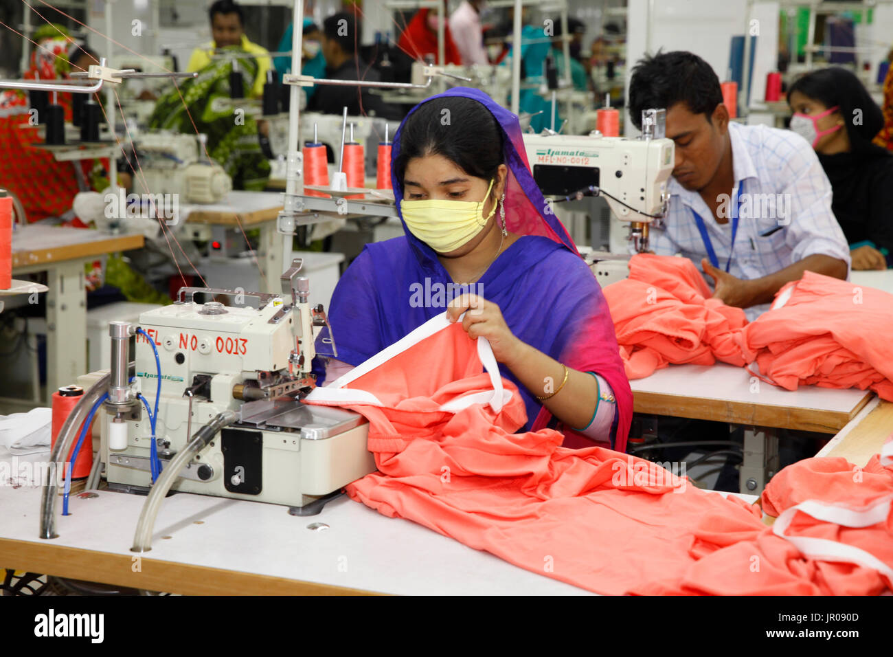 I lavoratori di sesso femminile in una sezione di cucitura di un pronto-capo realizzato in fabbrica, Gazipur Bangladesh il 19 aprile 2015. Foto Stock