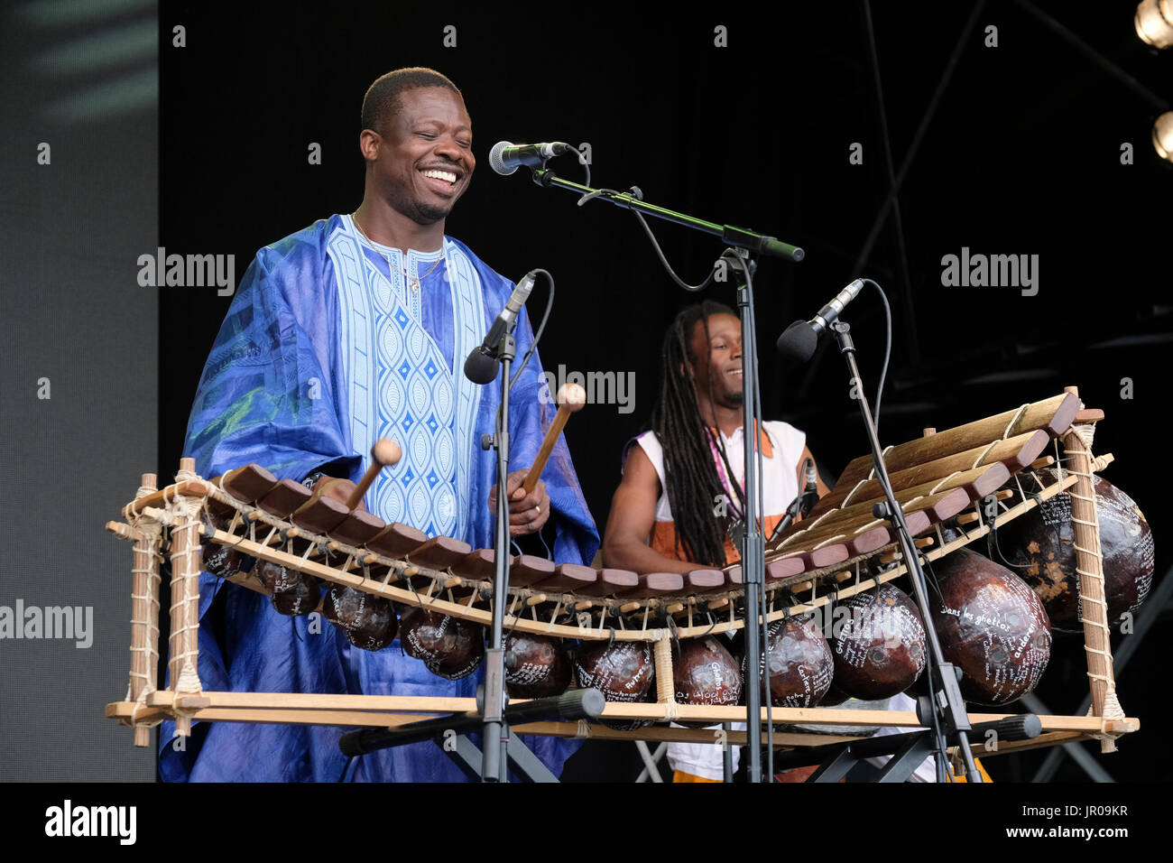 Mamadou Diabate e percussioni Mania effettuando al Womad Festival, Charlton Park di Malmesbury, Wiltshire, Inghilterra, luglio 30, 2017 Foto Stock
