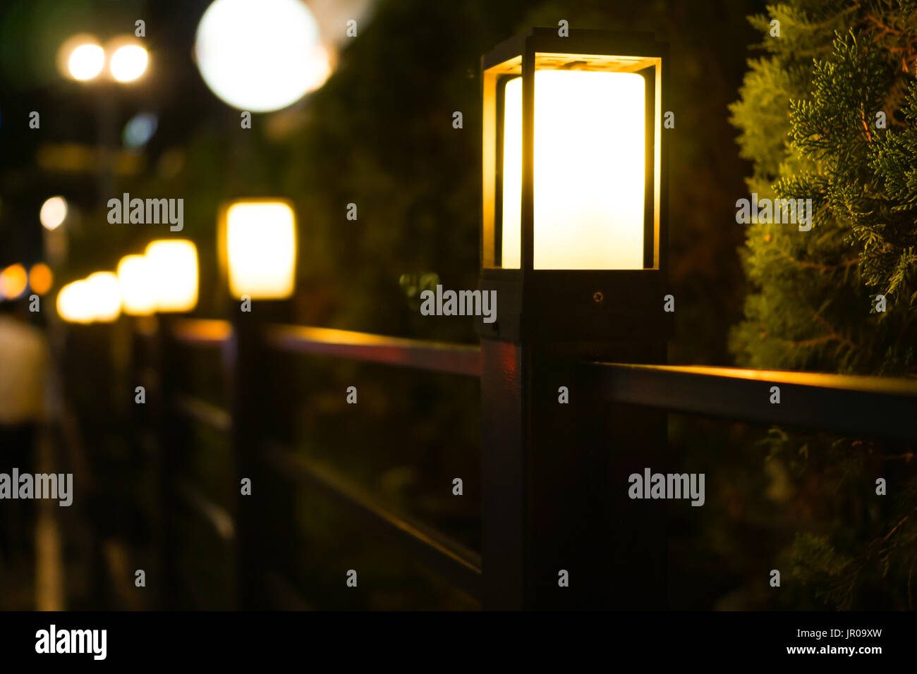 Via la luce sul lato della zona pedonale di notte Foto Stock