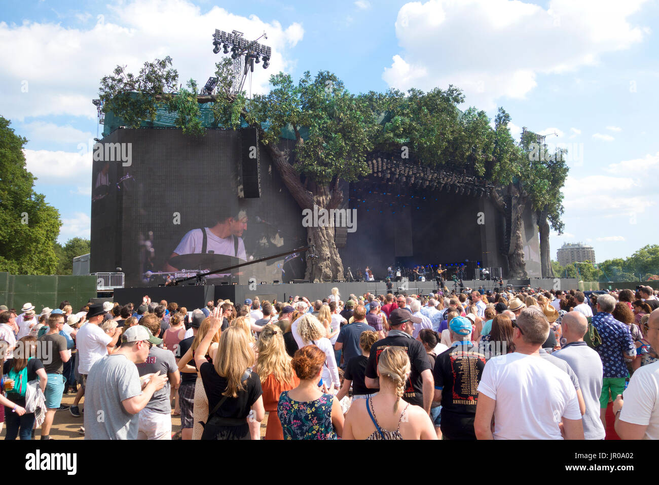 La Lumineers figurante sul grande palco in legno di quercia, British Summer Time festival in Hyde Park, Londra UK 2017 Foto Stock
