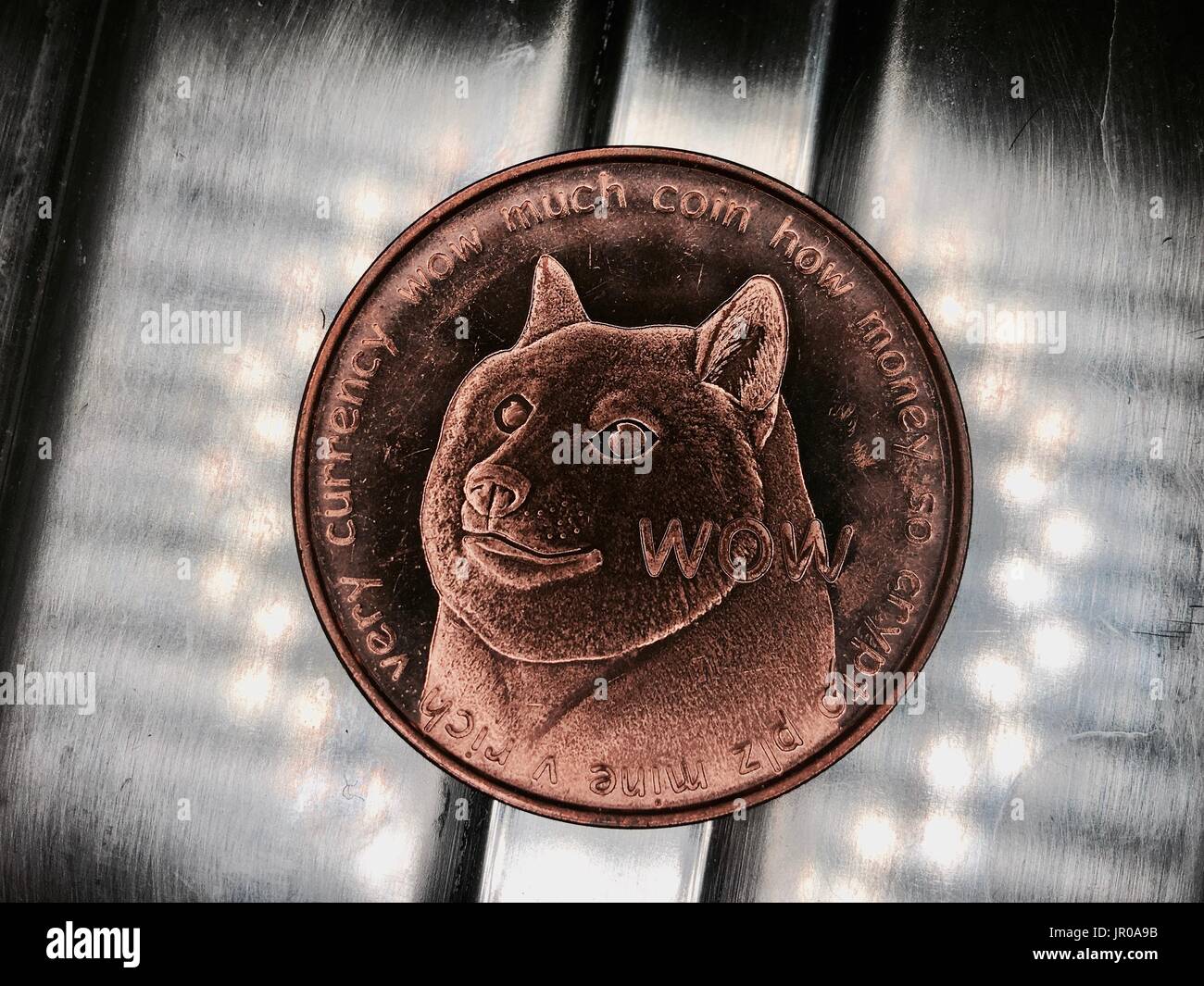 Valuta digitale fisico dogecoin ottone medaglia con il cane sulla parte anteriore. Foto Stock