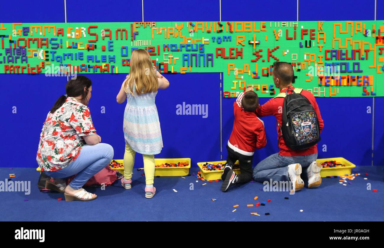 I bambini di scrivere i loro nomi in mattoncini Lego al BRICKLIVE evento  per i fan di Lego al Titanic Exhibition Centre di Belfast Foto stock - Alamy
