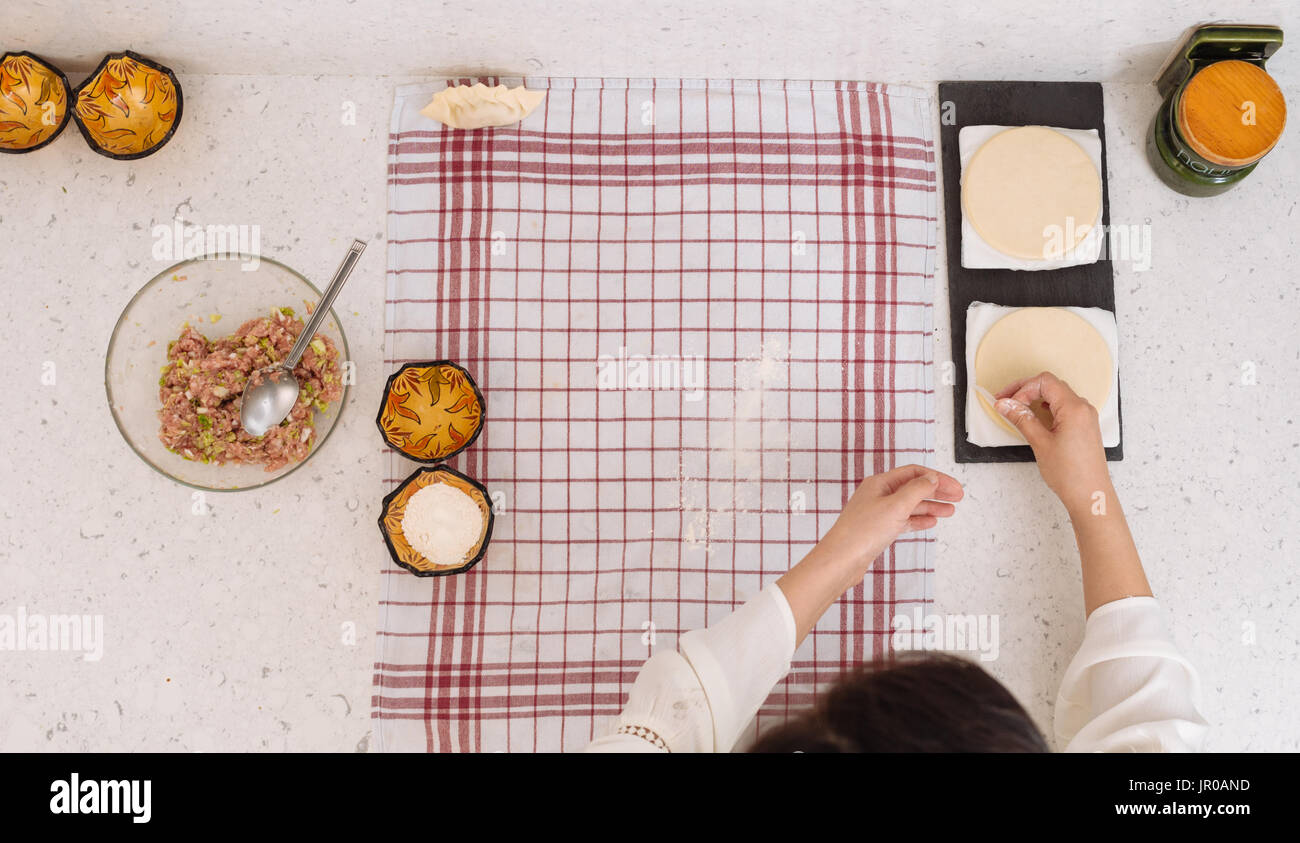 Panoramica; donna preparare la polpetta pasta con farina Foto Stock