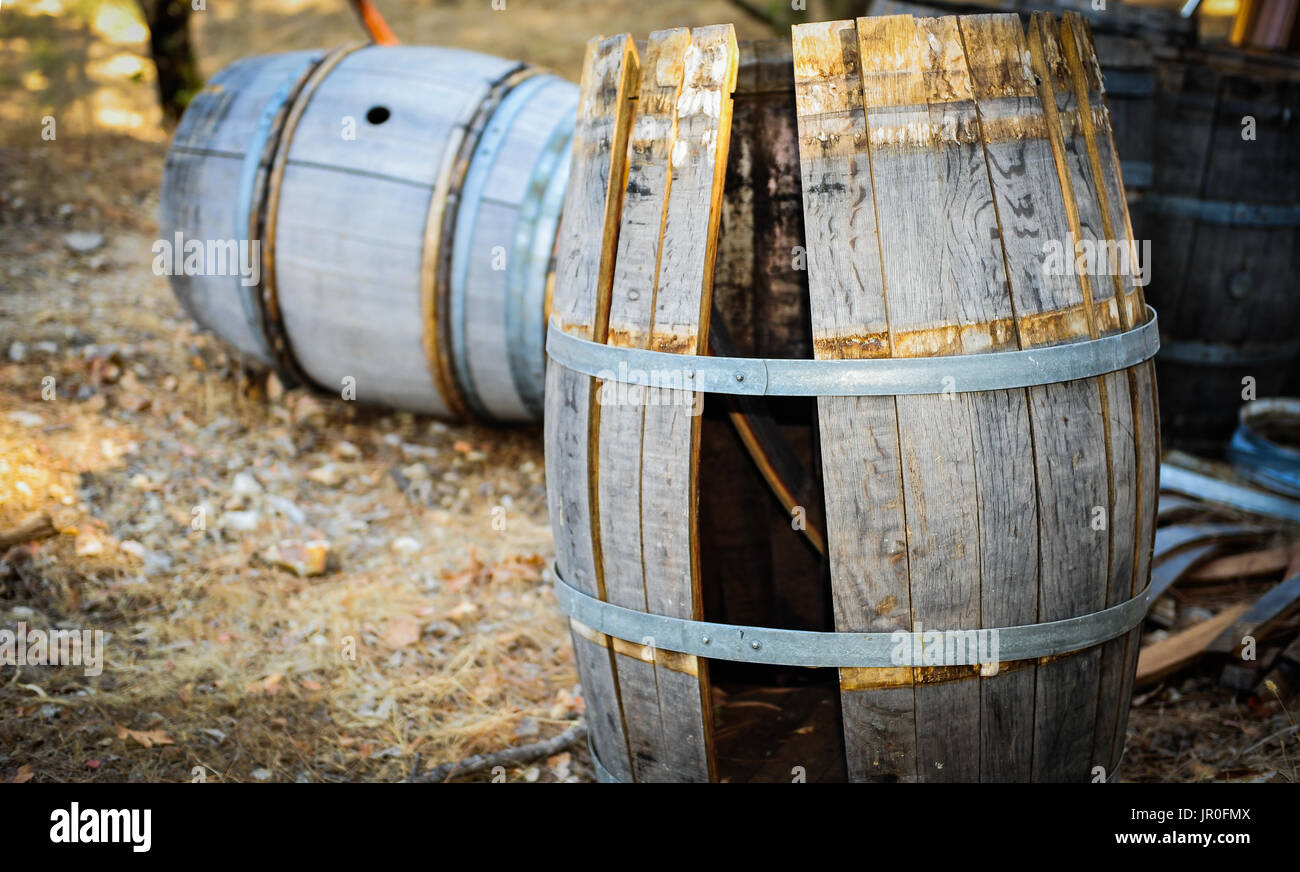 Calistoga Ranch Resort, Calistoga, CA 1 Ottobre, 2010. Non più utilizzato per la maturazione e conservazione del vino, questi barili età da uno stagno sul Calistoga Resort. Foto Stock