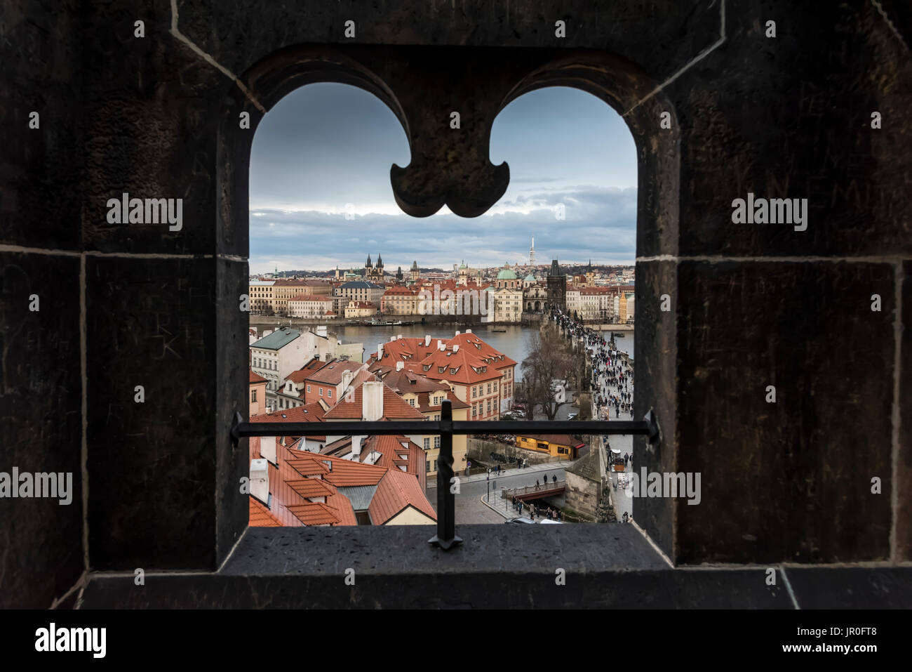 Vista della città di Praga incorniciate attraverso in modo univoco la finestra sagomata; Praga, Cechia Foto Stock