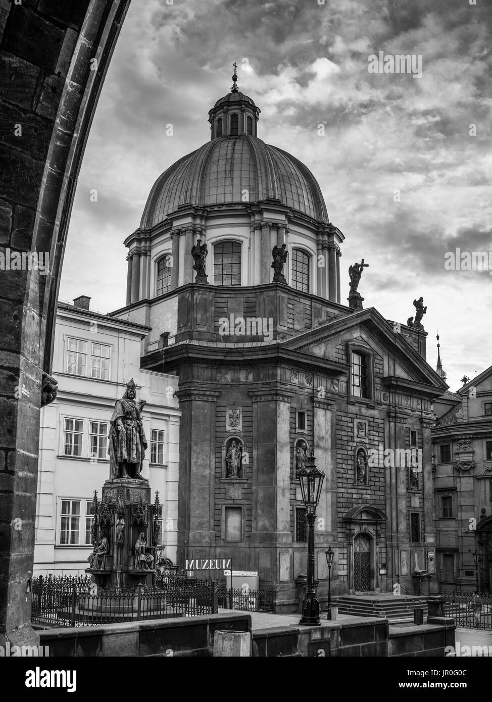 Uno storico edificio della chiesa con una cupola e statue sotto un cielo nuvoloso; Praga, Repubblica Ceca Foto Stock