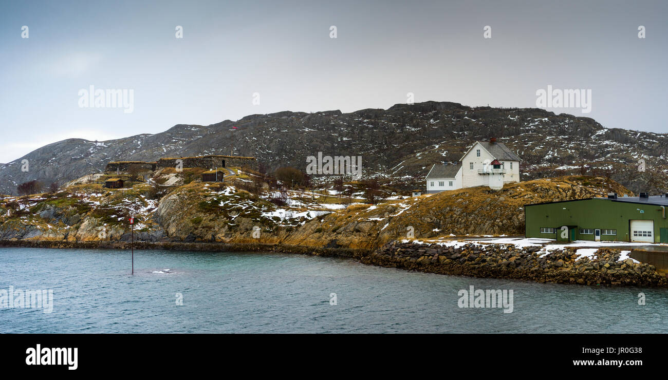 Edifici All'aspro paesaggio lungo l'oceano; Nordland, Norvegia Foto Stock