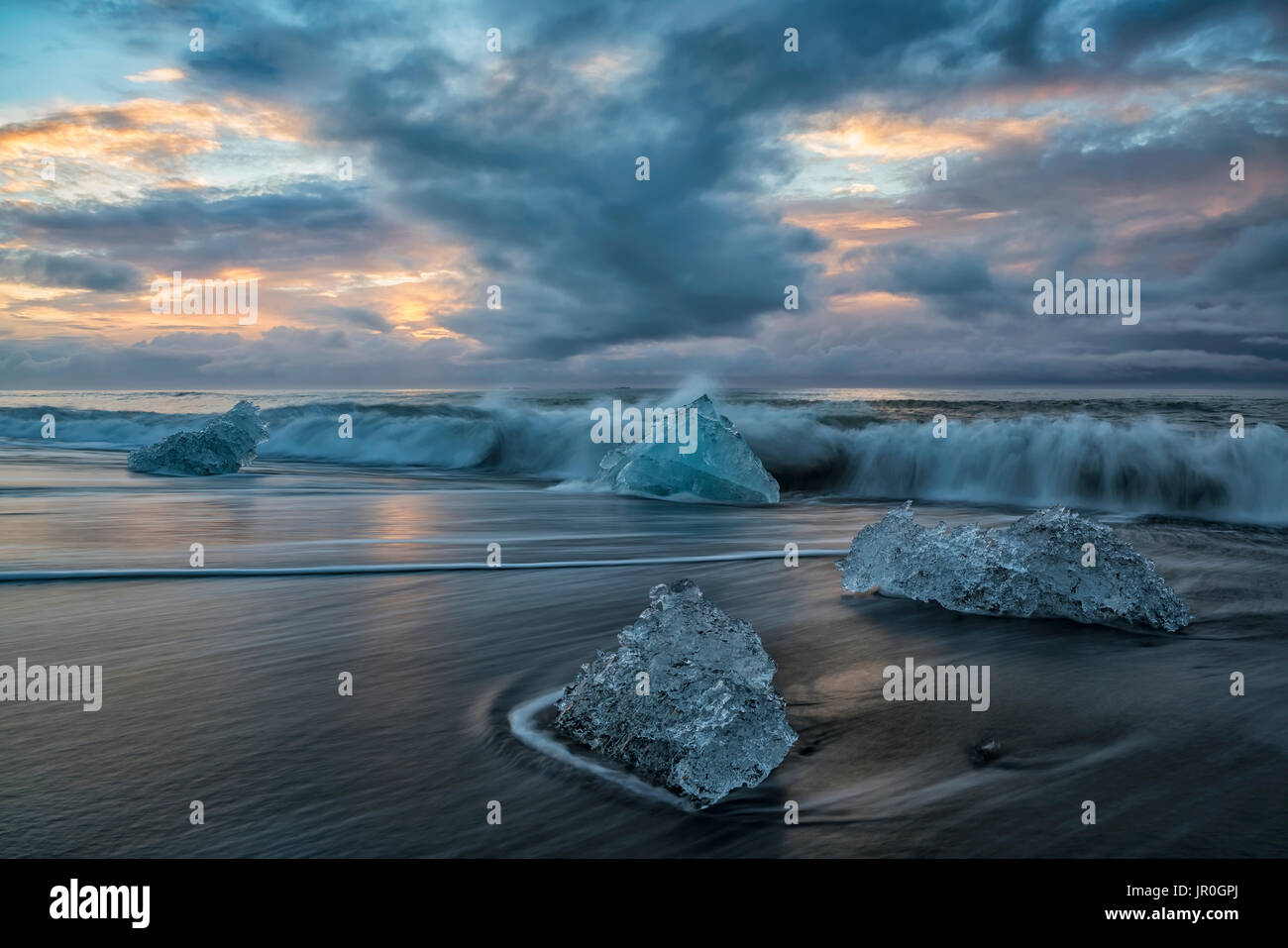 Spiaggia di diamante, lungo la costa sud dell'Islanda ed è una zona dove pezzi di ghiaccio da Jokulsarlon vengono depositati sulla spiaggia dopo ogni Alta Marea Foto Stock