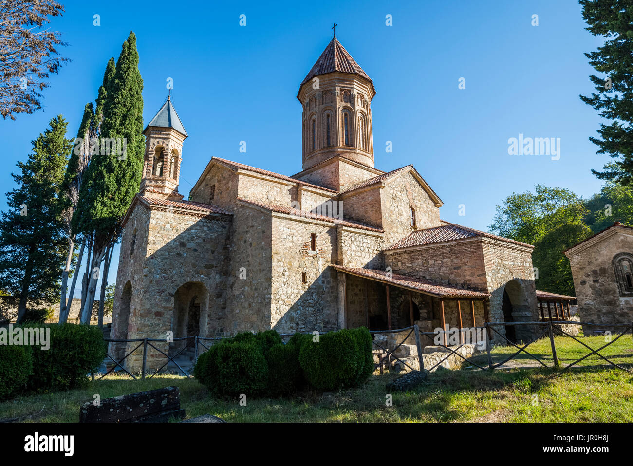 Khvtaeba chiesa e monastero complesso sul territorio del monastero di Ikalto; regione di Kakheti, Georgia Foto Stock